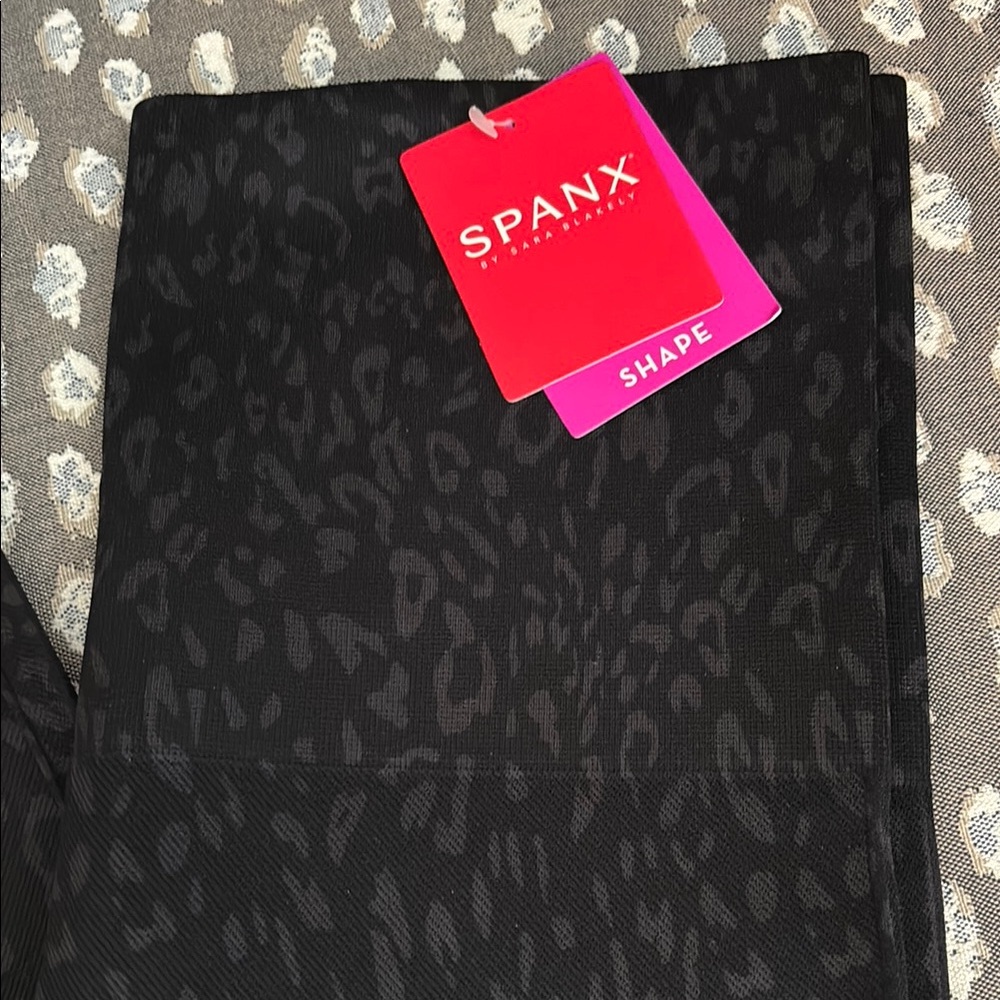 NWT SPANX Black patterned leggings - Picture 2 of 4